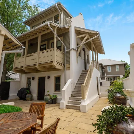 Villa Pto Carriage House